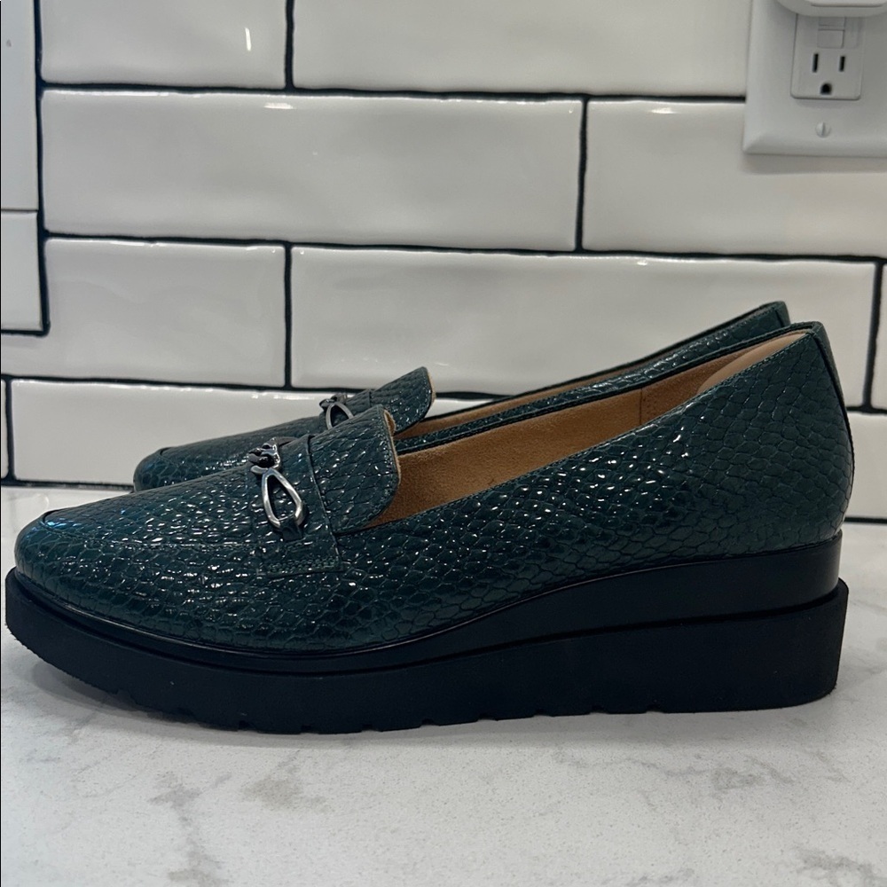 Naturalizer September Loafers with Chain Accent Crocodile Embossed Green 10 - Picture 4 of 16